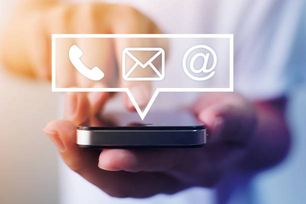 Personne utilisant une application mobile